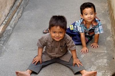 To friske drenge i Cambodja Billede fra et humanitært projekt i Phnom Penh