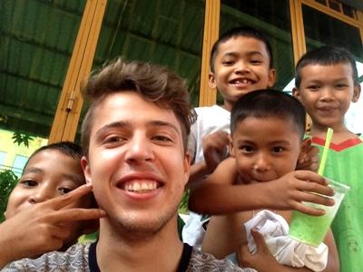 Troels sammen med lokale drenge Billede fra et humanitært projekt i Cambodja