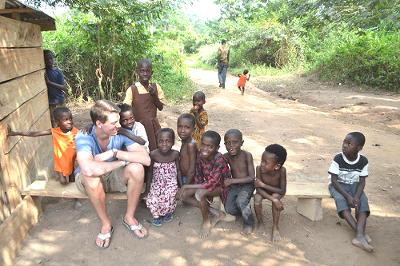 Volunteer with local children Volunteer with local children