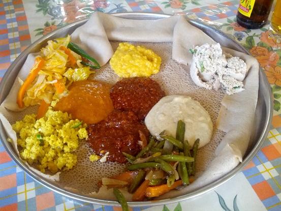 Comida en casa de acogida voluntaria de Projects Abroad Injera, la comida típica de Etiopía