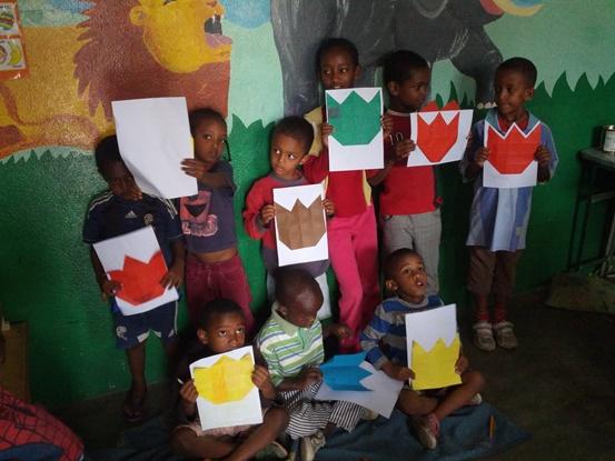 Niños de orfanato en voluntariado de Projects Abroad en Etiopía Niños enseñando dibujo
