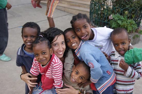 Voluntaria de Projects Abroad en Etiopía con niños Voluntaria con niños en orfanato Etiopía