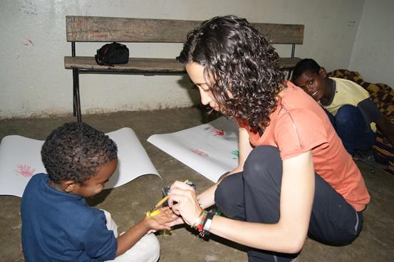 Voluntaria de Projects Abroad en Trabajo Social en Etiopía Voluntaria de Projects Abroad pintando con niños