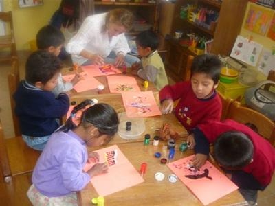 Jeux et activités manuelles dans un orphelinat bolivien Jeux et activités manuelles dans un orphelinat bolivien