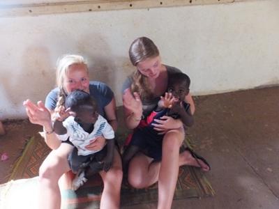 Maaike Wiggers & Sanne Leferink - Sociaal project, Ghana Maaike Wiggers & Sanne Leferink