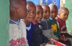 De lieve kids van het weeshuis in Tanzania De lieve kids van het weeshuis in Tanzania