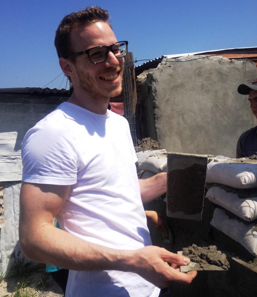 Der deutsche Reiseblogger Christoph Karrasch hilft, ein Gemeindezentrum im Township Lavender Hill in Kapstadt zu bauen Christoph Karrasch baut eine Mauer im Township Lavender Hill