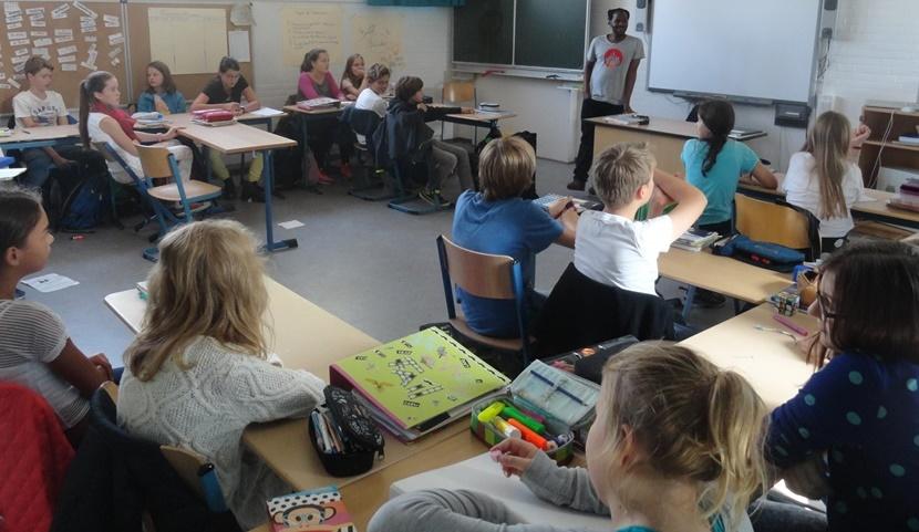 Rural in the citi in Aktion Shasha Seakamela mit einem Schulkind, “Rural in the Citi”