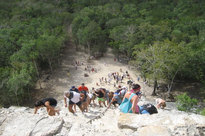 Turister på pyramide Chitzen Icha i Mexico