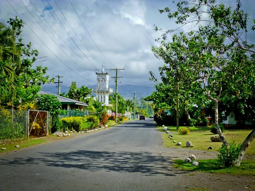 Næsten øde vej i Samoa Vej i en by på Samoa