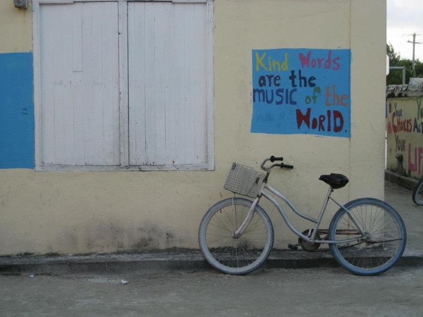 På øerne omkring Belize går eller cykler man Cykel på øen Caye Caulkner i Belize