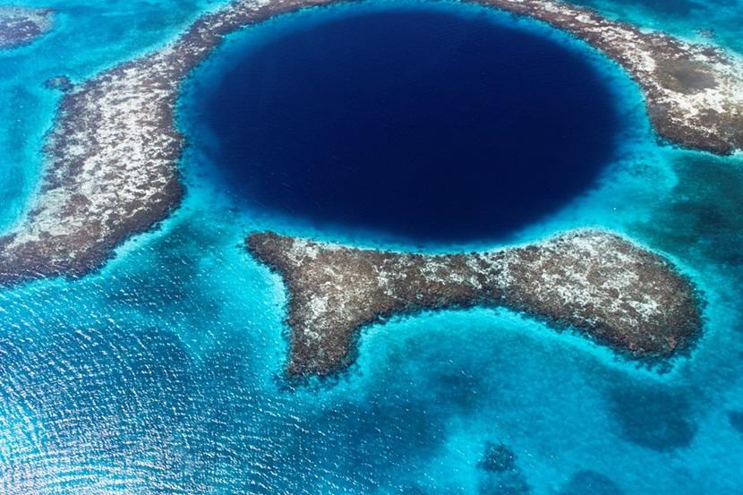 The Blue Hole er et af verdens bedste dykkersteder Turister flokkes til Belize for at se Det Blå Hul