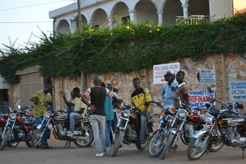 Trafik i Togo Lokale chauffører venter på kunder i Togo