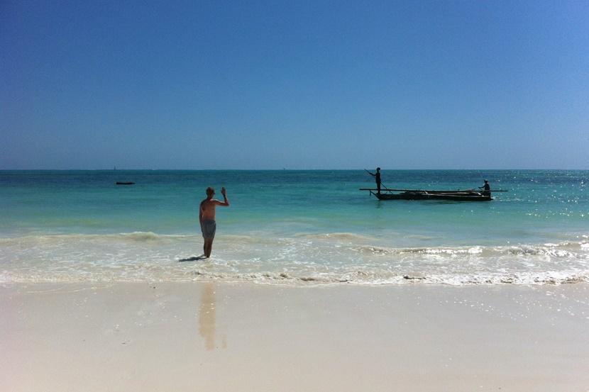 En dukkert i Det Indiske Ocean er et absolut must, hvis du er på Zanzibar. Foto: Caroline Fuglsig Leidesdorff En dukkert i Det Indiske Ocean er et absolut must, hvis du er på Zanzibar. Foto: Caroline Fuglsig Leidesdorff