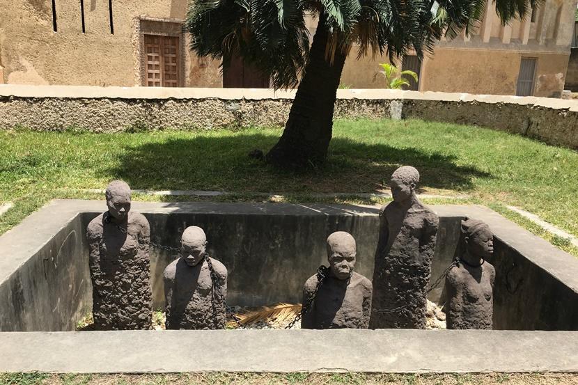 Zanzibar var et knudepunkt under slavehandlen. Mindet om en dyster tid skal opleves i Stone Town. Forbered dig på at blive rørt over de tragiske menneskeskæbner. Foto: Caroline Fuglsig Leidesdorff Zanzibar var et knudepunkt under slavehandlen. Mindet om en dyster tid skal opleves i Stone Town. Forbered dig på at blive rørt over de tragiske menneskeskæbner. Foto: Caroline Fuglsig Leidesdorff