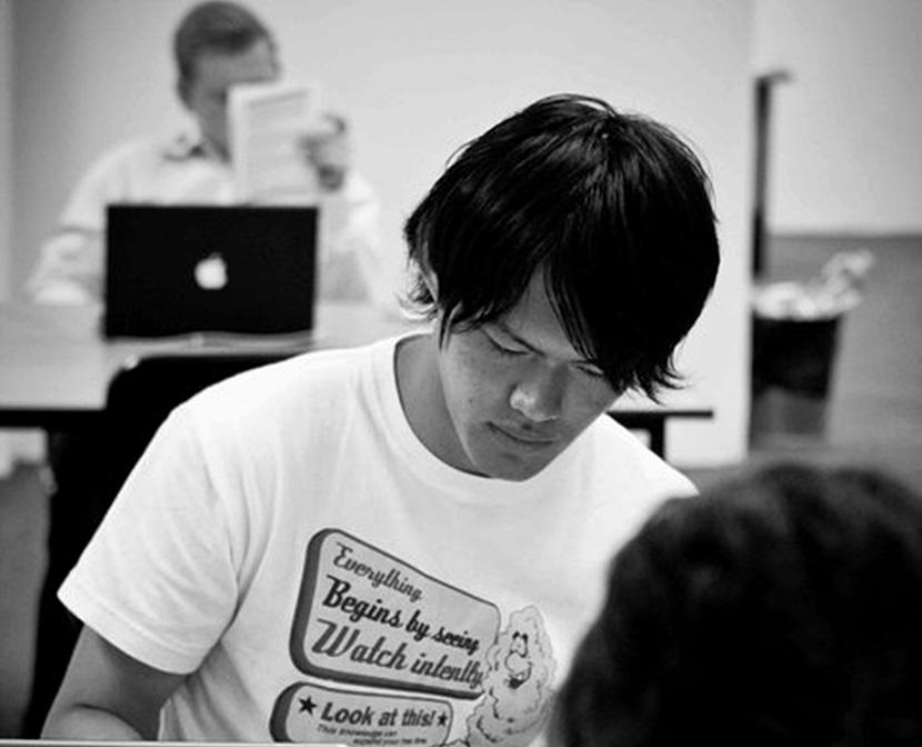 Interno realizando sus prácticas en el extranjero Un voluntario revisando artículos durante sus prácticas internacionales con Projects Abroad