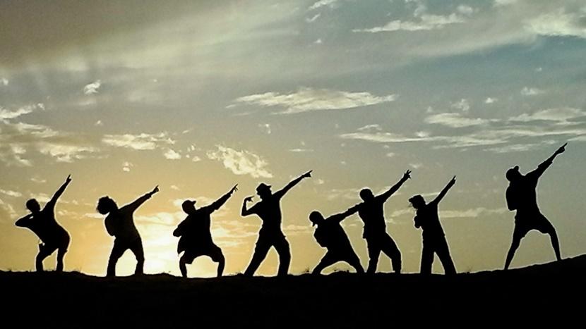 Un grupo de voluntarios después de realizar un voluntariado internacional Voluntarios miran felices hacia su futuro al terminar su experiencia de voluntariado en el extranjero
