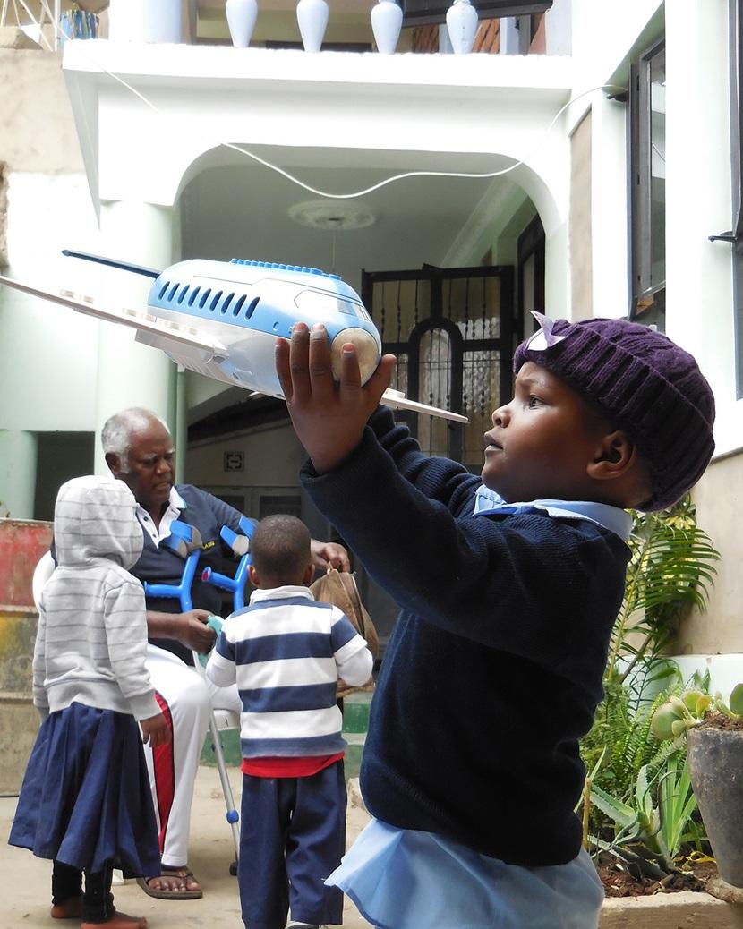 Uno dei bambini degli orfanotrofi con cui collaboriamo in Tanzania bambino-aereo