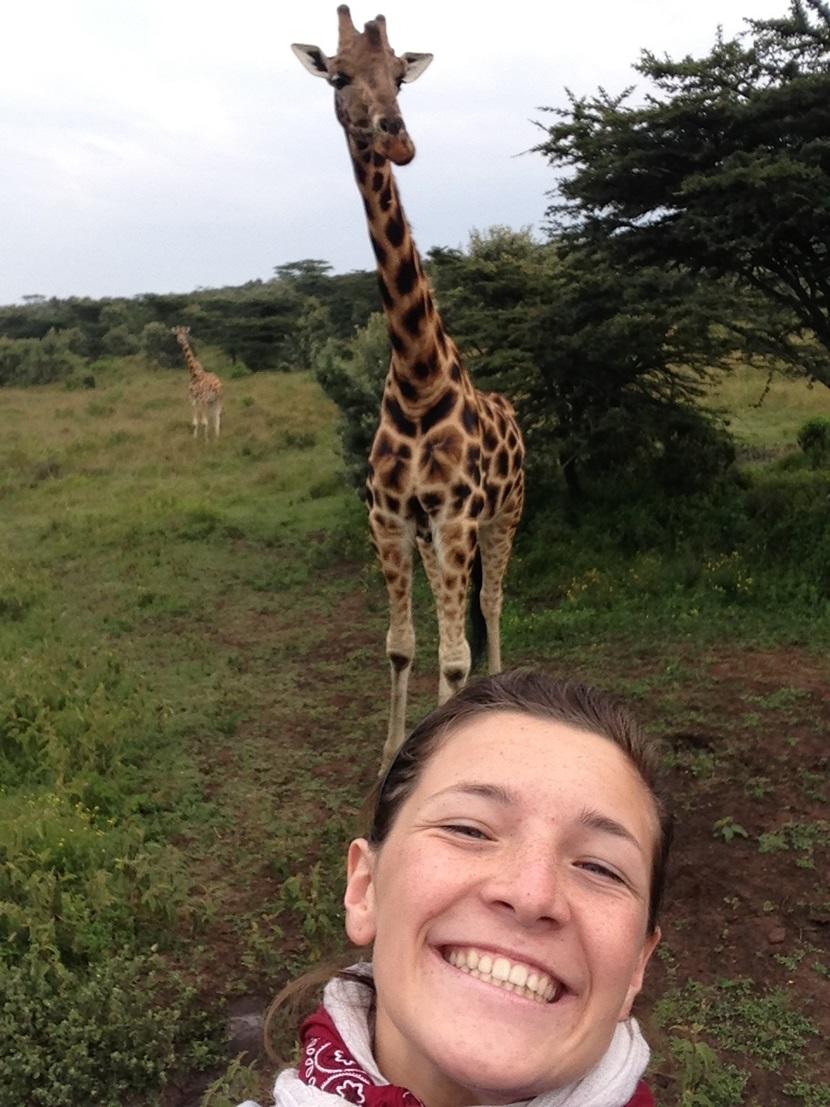 Un selfie con la giraffa ragazza-giraffa
