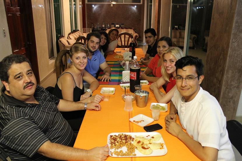 A cena a casa della famiglia Tolentino Herrera A cena a casa della famiglia Tolentino Herrera