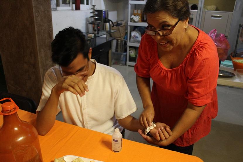 Paty si prende cura di un volontario Paty si prende cura di un volontario