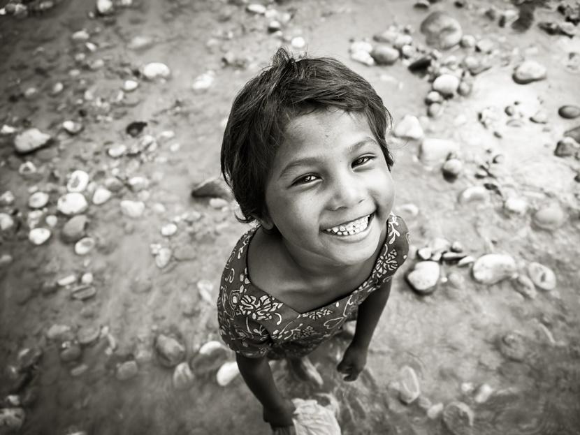 Una bambina sorridente a Devghat Bambina sorridente Nepal