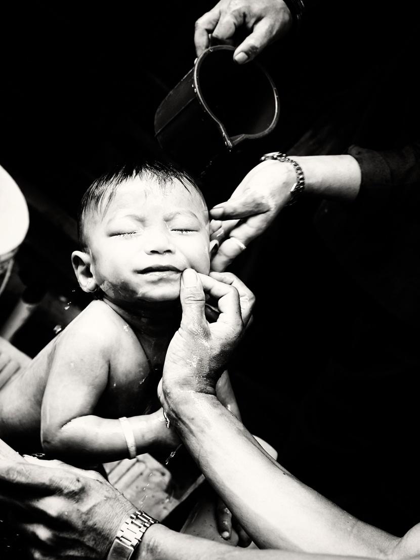 Un bambino viene lavato dalla famiglia Bambino lava Nepal