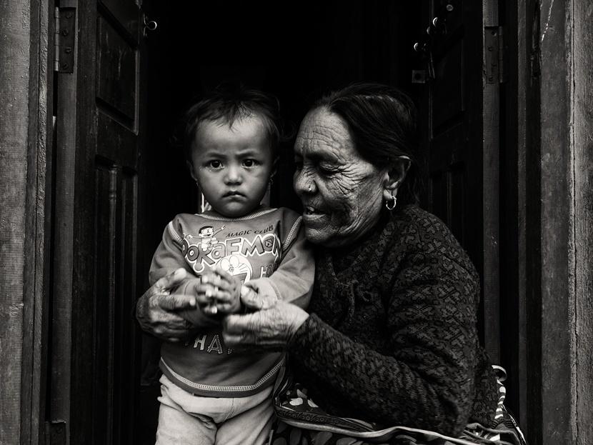 La nonna cerca di convincere il nipote a salutare Nonna nipote bandipur