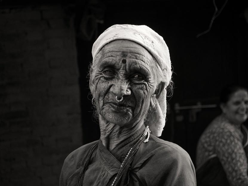 La donna anziana posa fiera Donna anziana Nepal