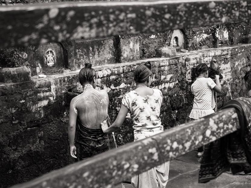 Tre donne si lavano all’esterno di un tempio Donne lavano tempio Nepal