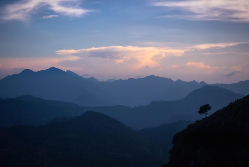 Un’immagine di un paesaggio al crepuscolo Paesaggio montagne blu Nepal