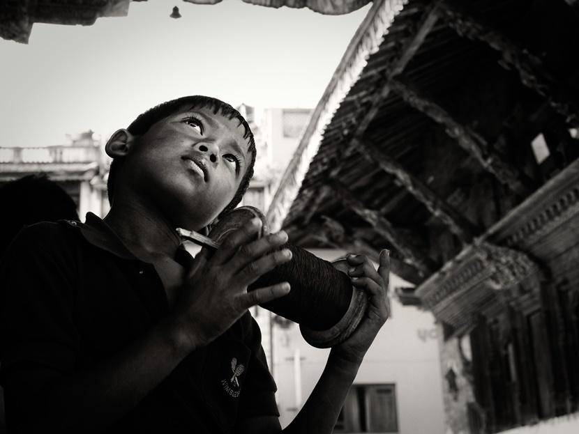 Un bambino gioca con un aquilone Bambino aquilone Nepal