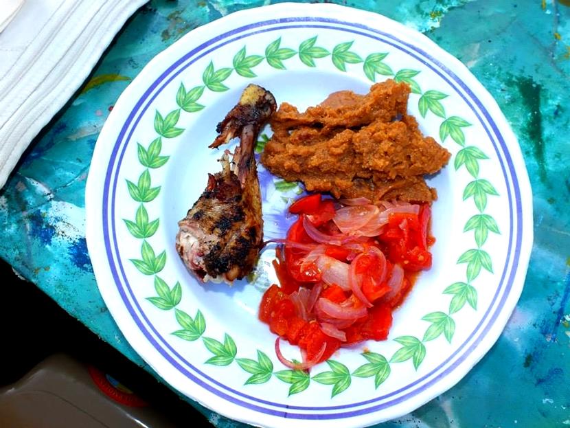 Pollo cucinato alla maniera togolese Il pollo djenkoumé preparato dai nostri volontari