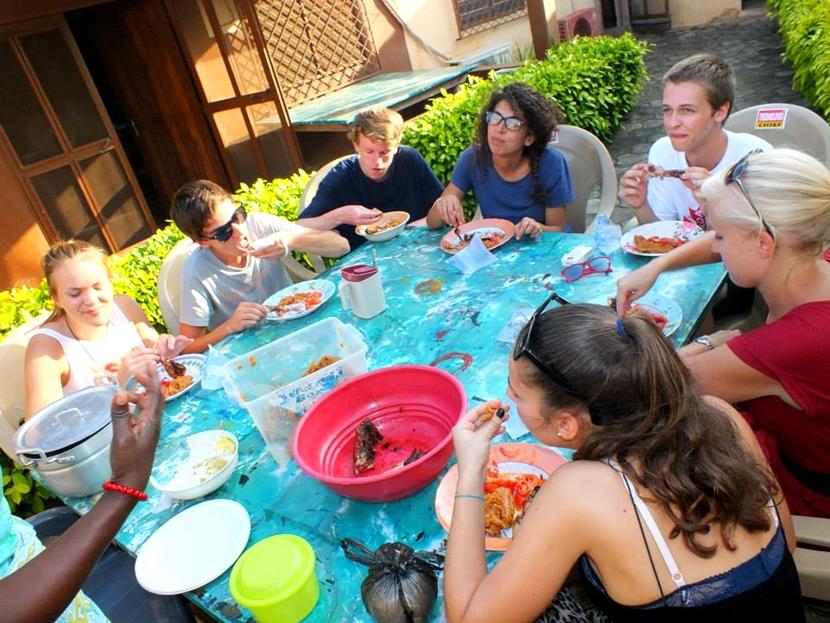 Volontari in Togo al termine del corso di cucina I nostri volontari in Togo pranzano insieme