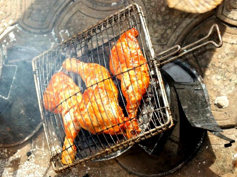 La preparazione del pollo djenkoumé Il pollo djenkoumé in fase di preparazione