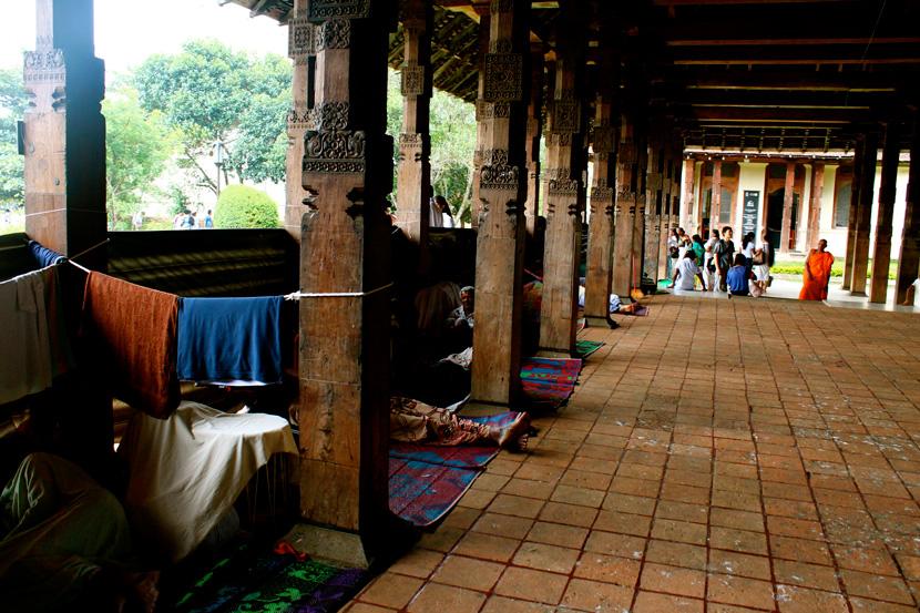 Un rifugio per bisognosi nei pressi del Temple of the Tooth Porticato in legno, Sri Lanka