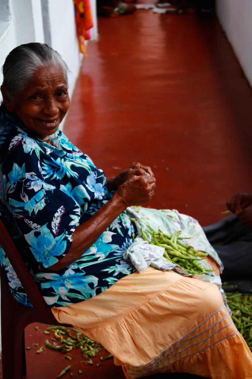 La dolcissima tuttofare dell’orfanotrofio Una donna srilankese dal sorriso dolce