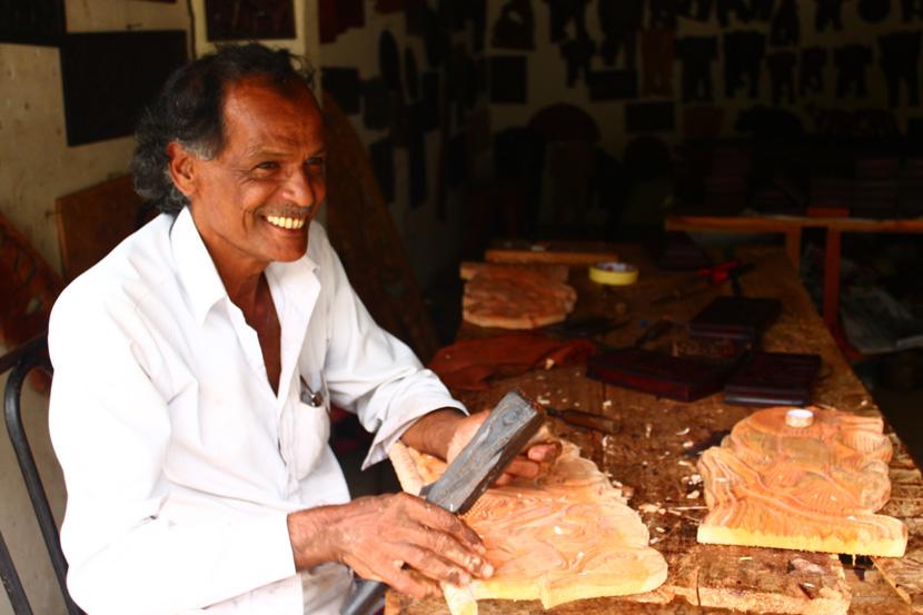 Un artigiano locale Un artigiano in Sri Lanka