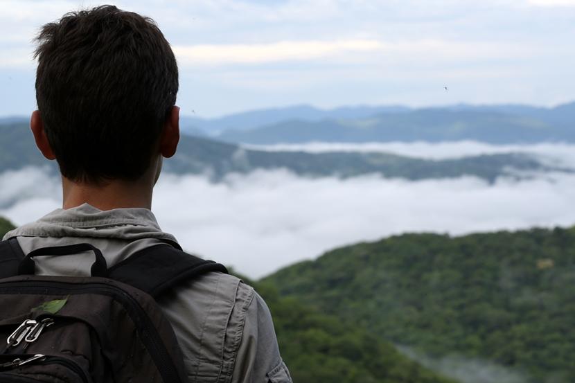 Costa Rica, uno dei nostri volontari ammira il panorama Un volontario di Projects Abroad in viaggio in Costa Rica
