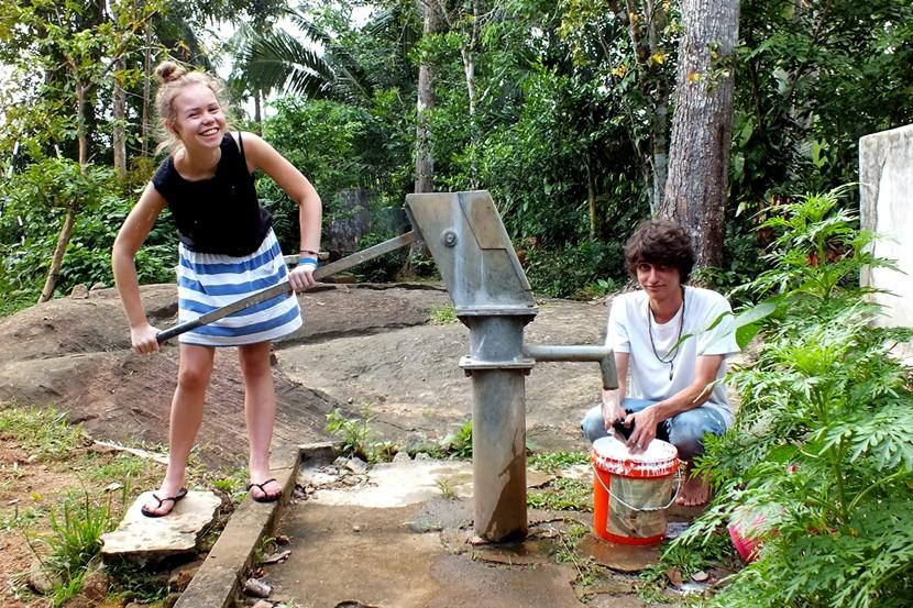Sri Lanka, due volontari attingono acqua da un pozzo Due volontari di Projects Abroad prendono acqua da un pozzo in Sri Lanka