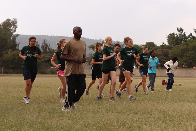 Kenya, volontari del progetto di sport durante una corsa con gli abitanti del luogo I volontari del progetto di sport in Kenya