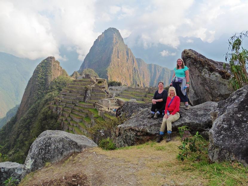 Le volontarie dei Campi di volontariato Senior visitano il Machu Picchu durante il tempo libero Le volontarie dei campi di volontariato per Over 50 scalano il Machu Picchu in Perù durante il tempo libero