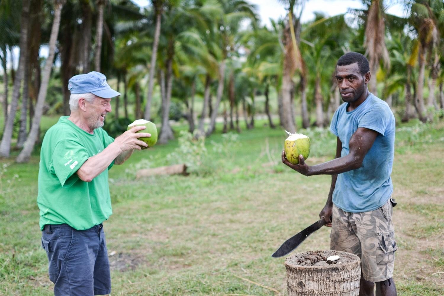 Volontariato Over50: Alberto beve acqua di cocco alle Isole Fiji Il volontario Senior Alberto alle Isole Fiji