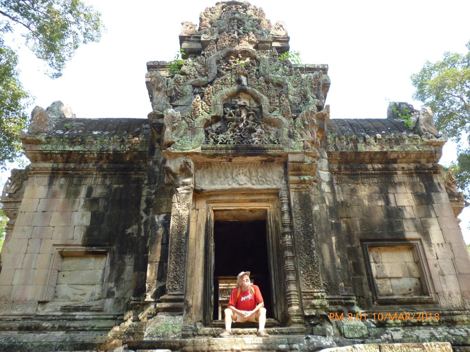 Alberto in posa davanti al tempio in Cambogia Alberto durante il tempo libero in visita ad un sito turistico in Cambogia