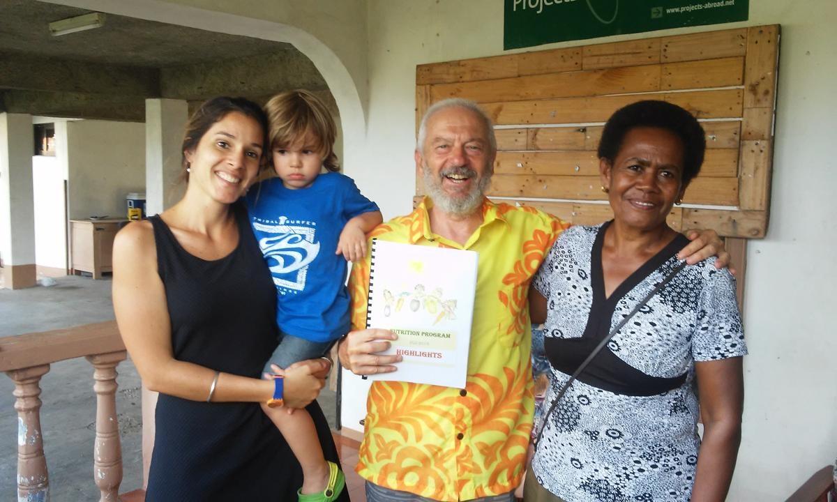 Alberto mostra il compendio sulle attività del progetto di nutrizione alle Fiji Il volontario alberto consegna il compendio sulle attività del progetto di nutrizione alle Fiji