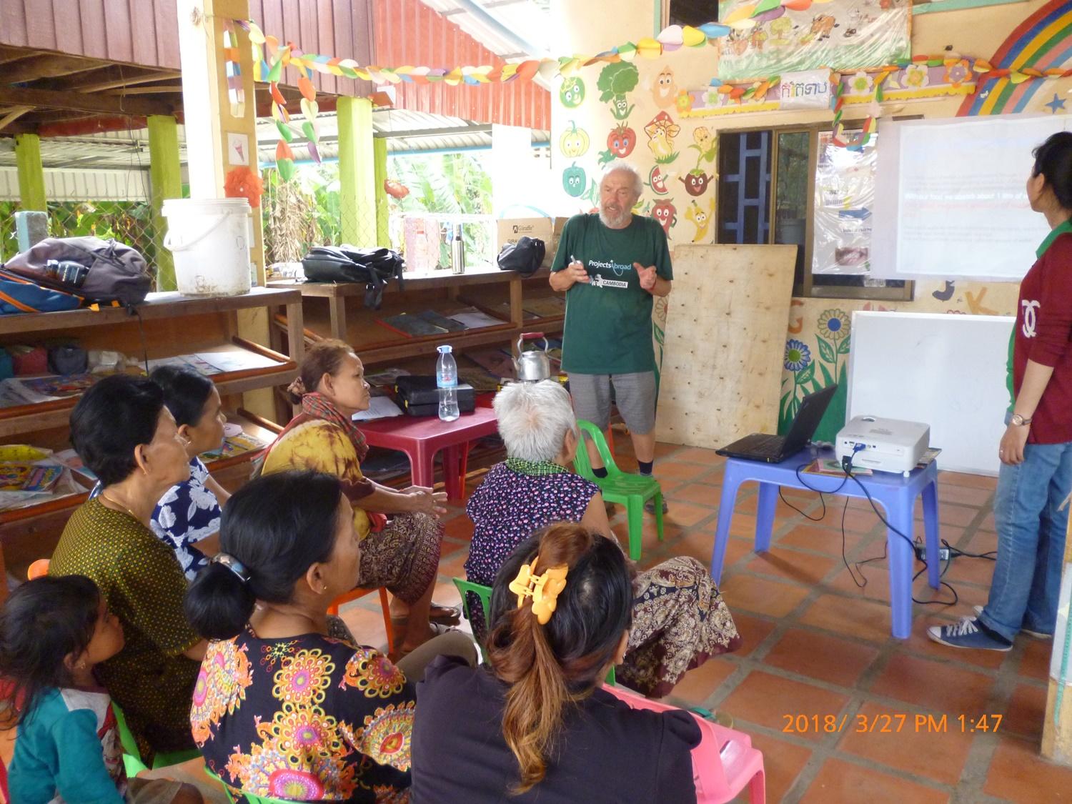 Alberto durante le attività con la comunità in Cambogia Il volontario Alberto durante le attività di sensibilizzazione in Cambogia