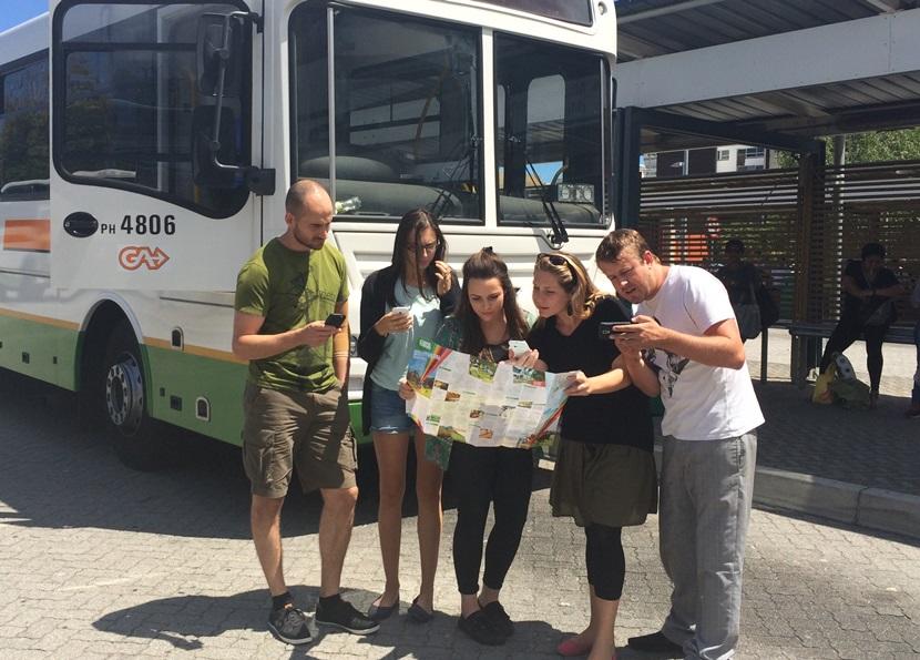 旅で役立つアプリ 携帯アプリを旅に活かす旅行者たち