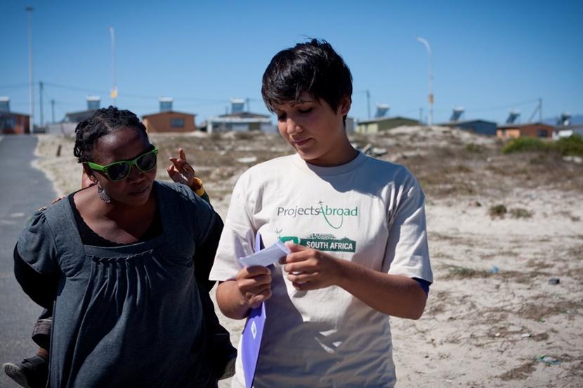 Een vrijwilliger op het mensenrechten project in Kaapstad verzameld informatie Rechten en mensenrechten Zuid-Afrika