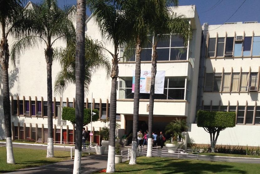 De campus van de universiteit in Guadalajara waar vrijwilligers lesgeven in het taalcentrum Campus van universiteit van Guadalajara