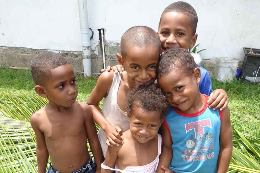 Kinderen uit het nabij gelegen dorp Lokale kinderen in Fiji